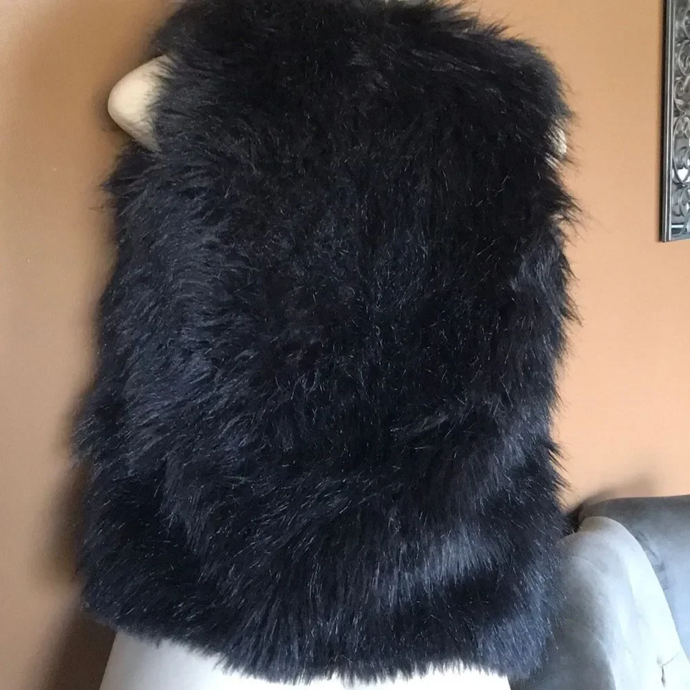 Black faux fur vest hot 🔥xxs